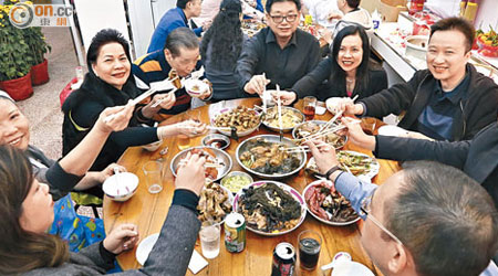 上環裕隆海味老闆及員工，每年農曆大年初二均聚首一堂吃開年飯。（何頴賢攝）