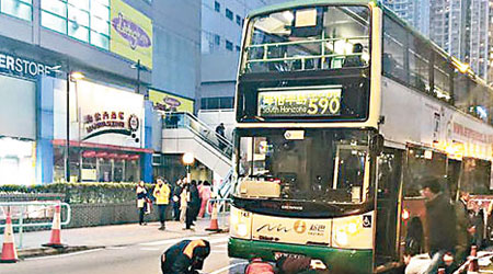 熱心市民協助拯救被困車底途人。（互聯網圖片）