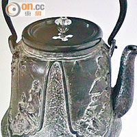兩款被盜的仿古製鐵茶壺。