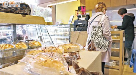 不少麵包店均用沒有密封膠袋包裝麵包，新例下市民仍可免費索取額外手挽袋。（梁鵬威攝）