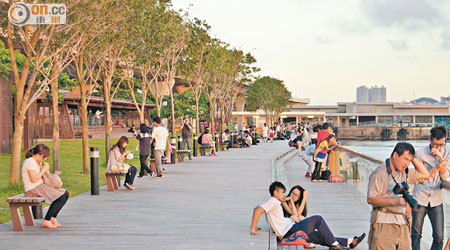觀塘海濱長廊吸引不少市民到來休憩。