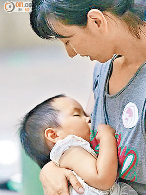 飲奶粉的嬰兒，體內砒霜水平較母乳餵哺高。（資料圖片）