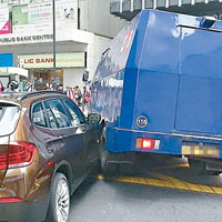 解款車與P牌寶馬房車相撞。（互聯網圖片）