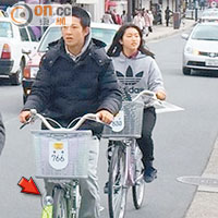 日本的單車燈安裝在車架以下位置（箭嘴示），光線不會射向對頭車車友眼睛。