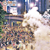去年警方施放催淚彈驅散佔領運動人士，受到非議。