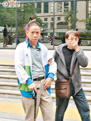 行動不便的被告何偉光（左）因串謀管理賣淫場所，重囚六年三個月。