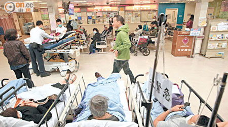 公立醫院急症室求診人次逾五千，伊利沙伯醫院擠滿求診病人。（袁志豪攝）