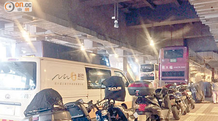 市民指寶琳公共運輸交匯處行人路常有大量電單車違泊，擔心對行人構成危險。