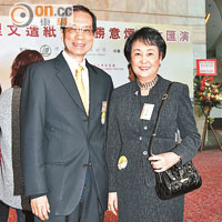 久違了的理工大學前校長潘宗光（左）精神奕奕同太太李婉芬（右）齊赴宴觀賞煙花，表現恩愛。