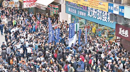 壽富街爆發第一波衝突，大批示威者湧出馬路，包圍奶粉店。（黃永俊攝）