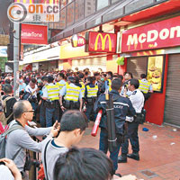 大馬路<br>元朗大馬路麥當勞在衝突期間拉閘，並須緊急疏散近二百名食客。（陳德賢攝）