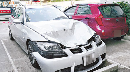 涉事寶馬私家車車頭冚凹陷，泵把飛脫。（冼耀華攝）