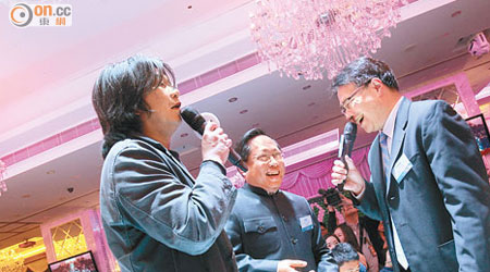 梁國雄（左）在白鴿黨晚宴上呼籲辭職公投「趕客」。（資料圖片）