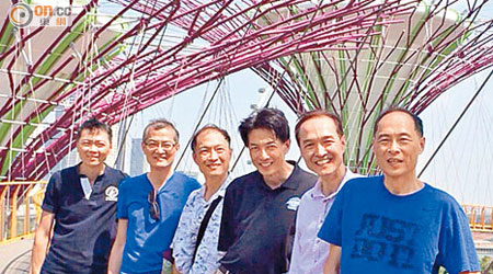 盧寵茂（左二）六兄弟去咗參觀新加坡熱門景點「濱海灣花園」。