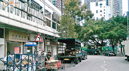 元朗鳳攸南街有回收店佔用店舖對出的行車線，違反相關交通法例。