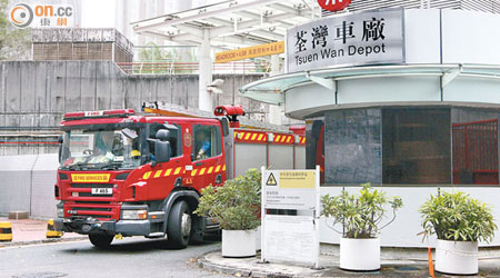消防員到港鐵荃灣車廠調查。（張世洋攝）