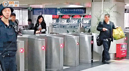 深圳火車站有荷槍警察駐守。（兩岸組深圳傳真）