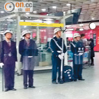 廣州火車站保安，明顯加強。（本報廣州傳真）