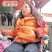 陳小姐曾被指電動輪椅過重「用壞」升降台，被職員勒令停止使用。