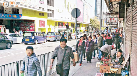 九龍城廣場附近行人路每逢早上皆有小販擺賣，被指阻礙途人。