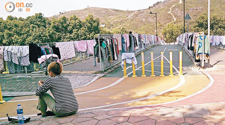 每逢陽光普照的日子，行人路欄杆都會掛滿晾曬衣物。