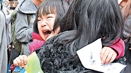 女童受驚抱着媽媽大哭，示威者仍拒絕收手。