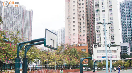 葵涌運動場內的籃球場內有籃球框損毀近月，令市民無法使用。