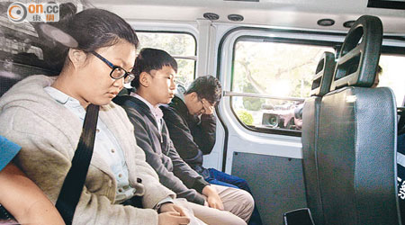 三名被告陳明鳳（左）、郭賀彬（中）和林俊杰（右）由警車押往法庭應訊。