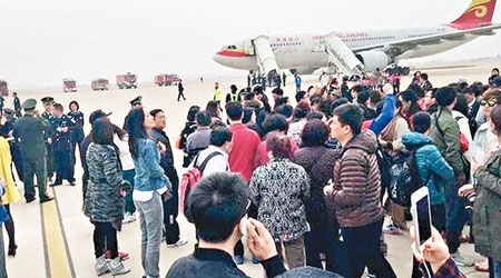 武漢 <BR>機上乘客被當局疏散至停機坪上。（互聯網圖片）