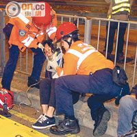 受傷乘客由救護員急救。