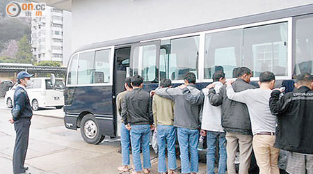 澳門海關截獲十四名非法入境的越南籍男子。