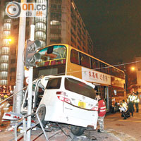 七人車被夾於巴士與燈柱間。（資料圖片）