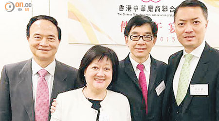 廠商會領導層戴澤良（左起）、陳淑玲、李秀恒及吳永嘉度橋擴大工展會展區。（余素月攝）