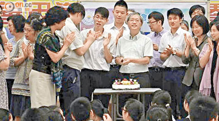 潘昶輝（中）桃李滿門，學生與舊生去年賀他榮休。