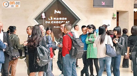 巴黎深受中國遊客鍾愛，圖為遊客參觀名勝羅浮宮。（呂靜儀攝）