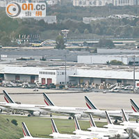 戴高樂國際機場旅客往來頻繁。（資料圖片）