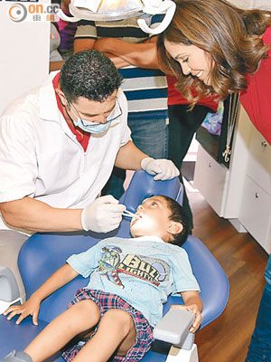 每年至少接受一次牙科檢查，有助口腔健康。