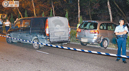 刀手的七人車失控撞欄（圖右），圖左為傷者所駕客貨車。（蘇仲賢攝）