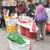 鄰近的安富道有蔬果店直接將貨物擺放在馬路旁兜售。