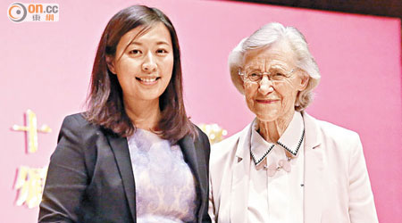 吳嘉琪（左）在尤德爵士夫人彭雯麗手上接過獎學金。（何頴賢攝）