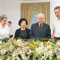 總統陳慶炎伉儷（右二及右三）在李顯龍（右一）的陪同下，瞻仰李光耀遺容。（新加坡政府圖片）