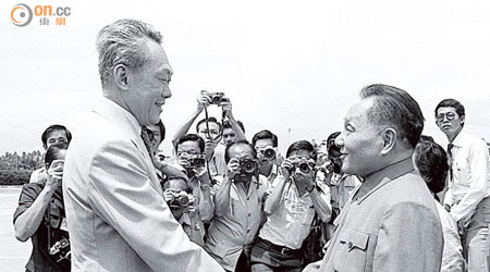 鄧小平（右）當年出訪新加坡，獲李光耀（左）迎接。（黑白圖片）