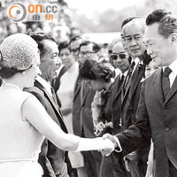 英女王（左）於七二年到訪新加坡與李光耀會面。（黑白圖片）