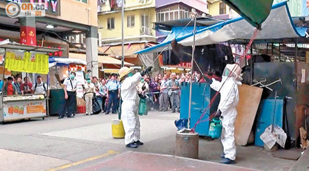 工人向蜂巢噴射殺蟲水。（莊杰成攝）