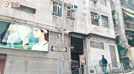 皇后大道西唐樓旁建兩層高僭建物（紅框示），有市民擔心有倒塌危機。