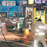 跌落街的冷氣機仍着火。（賴南秋攝）