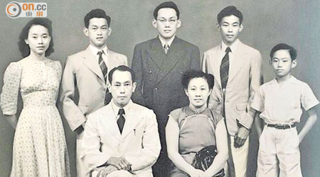 李光耀（後排中）當年往英國讀書前，與父母弟妹拍攝全家福。（新加坡海峽時報黑白圖片）