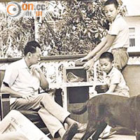 李光耀（左二）於一九六五年，與妻子柯玉芝（左一）及子女享受休閒時光。（新加坡海峽時報黑白圖片）