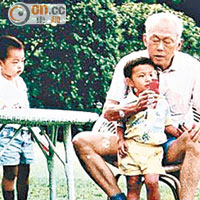 李光耀（右一）出任總理時，仍花時間與太太弄孫為樂。（新加坡海峽時報圖片）