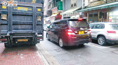 上環蘇杭街不時有貨車停泊在行人路，被指危及行人。